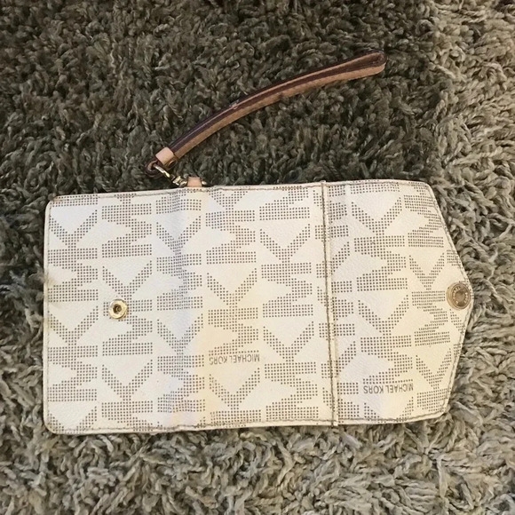 Michael Kors Signature Wallet/Phone Holder Preowned - Picture 1 of 4